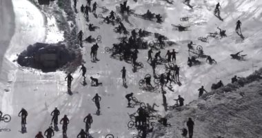 فيديو.. اصطدام مئات الدراجات الهوائية خلال فعاليات سباق جبال الألب الفرنسية