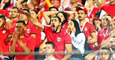الجماهير المصرية تستقبل لاعبيها بالهتاف وتحية خاصة لأفشة قبل مواجهة الجزائر
