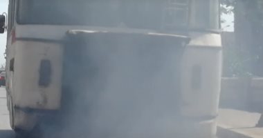 فيديو.. أتوبيس ملوث للبيئة تتصاعد منه الأدخنة والعوادم فى شوارع المحلة