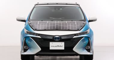 شركة يابانية تخطط لوضع خلايا شمسية بخلفية السيارات الكهربائية لشحن بطاريتها
