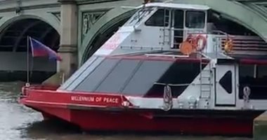 السواق ما خدش باله.. قارب يصطدم بجسر وستمنستر فى بريطانيا.. فيديو