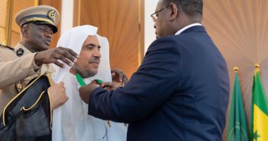 الرئيس السنغالي يقلد أمين عام رابطة العالم الإسلامى وسام الدولة الأكبر