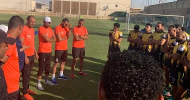 عادل فتحي يحذر لاعبي المقاولون من تكرار أخطاء نجوم المنتخب على هامش المران 