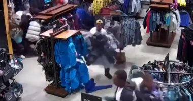 فى 30 ثانية.. عصابة تسرق متجر ملابس بولاية ويسكونسن الأمريكية - فيديو