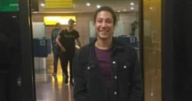 فريدة عثمان تصل مطار القاهرة بعد فوزها بفضية البطولة العالمية للسباحة