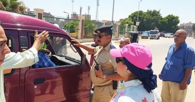 صور.. ضبط سيارة بالقناطر الخيرية تحمل المواطنين تعريفة أزيد من المقررة