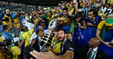 شاهد احتفال لاعبى البرازيل مع الجماهير بعد التتويج بكوبا أمريكا 