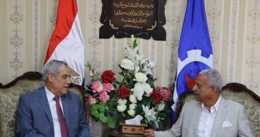 صور.. محافظ السويس يستقبل سفير الجزائر بديوان عام المحافظة  