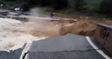 شاهد.. مصرع شخص وأضرار جسيمة بسبب الفيضانات فى إسبانيا
