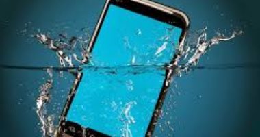 10 أشياء توقف عن فعلها على الفور إذا وقع هاتفك بالماء