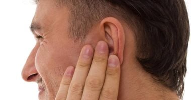 لو مضطر لغسيل الأذن.. اعرف الآثار الجانبية المتوقعة 
