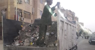 صور.. حملات نظافة بالشوارع وتطهيرها ورفع أكوام القمامة بوسط مدينة الأقصر