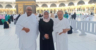 أبطال " 3 أيام فى الساحل" يؤدون العمرة.. ومها أبو عوف تدعو لشقيقها الراحل 