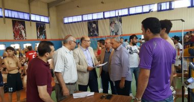 صور.. نائب رئيس جامعة المنصورة يتابع اختبارات القدرات بكلية التربية الرياضية 