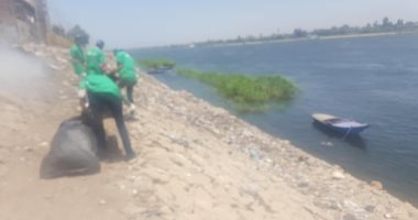 صور.. شباب أسيوط يشاركون في تنظيف مجرى نهر النيل من المخلفات