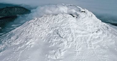 صور.. اكتشاف بحيرة بركانية نادرة على قمة بركان يبعد عن القطب الجنوبي