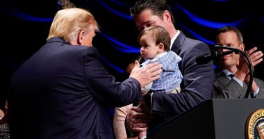 صور.. ترامب يداعب طفل أثناء توقيع مرسوم للنهوض بمرضى الكلى فى أمريكا