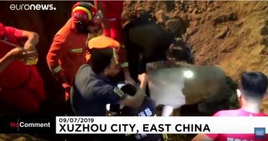 شاهد.. إنقاذ طفل سقط فى بئر عميق بالصين