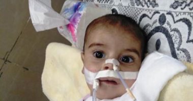 صور.. بعد 8 أشهر بالرعاية المركزة.. حارس أمن يناشد "الصحة" علاج طفله بالخارج