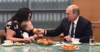 فيديو.. الرئيس الروسى بوتين يطعم طفل 6 أشهر من عائلة فازت بوسام الأبوة