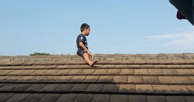 "عيال عفاريت".. طفل إندونيسى يتسلق سطح عيادة هرباً من الختان.. اعرف حكايته