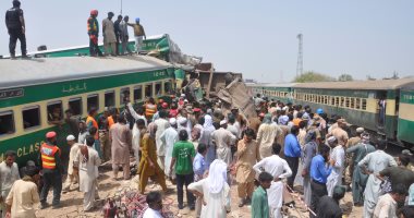 مصرع وإصابة 78 شخصا جراء تصادم قطارين فى باكستان