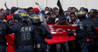 صور.. مهاجرو "السترات السوداء" يتظاهرون فى فرنسا لتقنين أوضاعهم