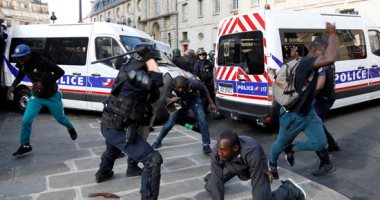 الشرطة الفرنسية تفرق مظاهرة للمهاجرين بالقوة فى باريس