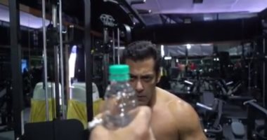 فيديو.. سلمان خان يخوض تحدى Bottle Cap Challenge