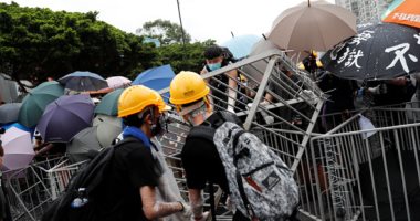 صور.. محتجو هونج كونج يصعدون الاشتباكات مع الشرطة خوفا من الهيمنة الصينية