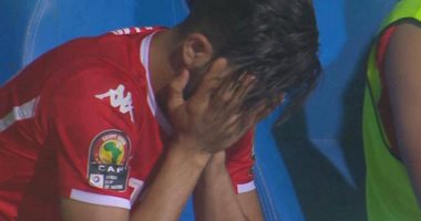 صور ..ساسى يبكى حزنا على خسارة تونس أمام السنغال
