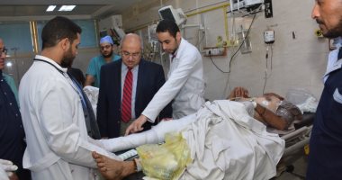 رئيس جامعة أسيوط يشدد على توفير الرعاية الطبية لـ 13 مصابا فى حادث تصادم