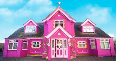 المنزل البينك.. فنانة تقضى 10 سنوات لتحويل منزلها ملاذا لعشاق اللون الوردى