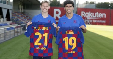 برشلونة يكشف عن رقم قميص دى يونج مع الفريق بالموسم المقبل 