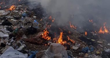 سكان قرية دشلوط مركز ديروط بأسيوط يعانون حرائق أكوام القمامة 