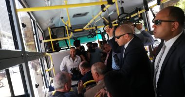 جولة لوزير التنمية المحلية ومحافظ القاهرة فى أتوبيس لهيئة النقل العام وسط البلد