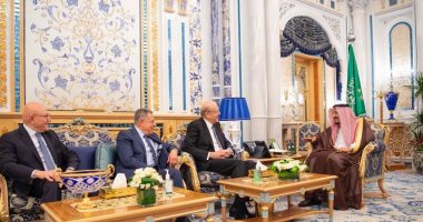الملك سلمان يستقبل 3 من رؤساء وزراء لبنان السابقين فى جدة