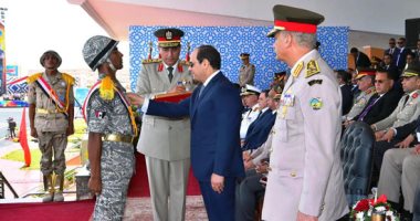 الرئيس السيسى يمنح أوائل خريجى معهد ضباط الصف نوط الواجب العسكرى