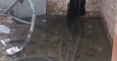 فيديو.. مياه الصرف تحاصر كشك كهرباء بالجيزة وتنذر بحدوث كارثة