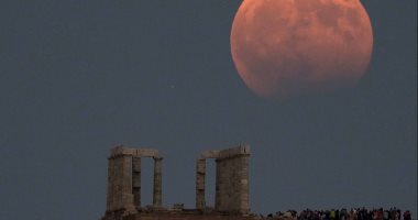 القمر الدموى.. يزين سماء العالم ويظهر فى خلفية المعالم السياحية البارزة