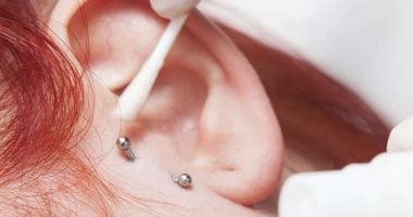  نصائح للحفاظ على الـ Piercings من الالتهاب بعد ثقب الأذن