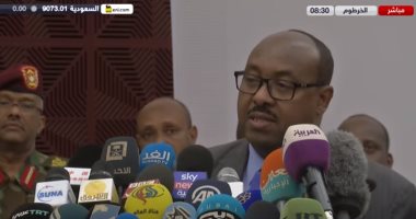 الوسيط الإثيوبى يبكى خلال توقيع الاتفاق السياسى فى السودان.. فيديو