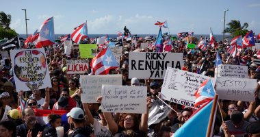 فيديو.. مظاهرات تطالب باستقالة حاكم بورتوريكو بسبب تصريحاته العنصرية