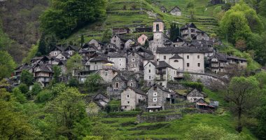 عاوزين يعمرو البلد.. بلدة سويسرية تعرض منازل للبيع مقابل فرنك سويسرى واحد