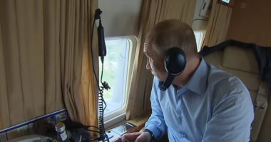 شاهد.. الرئيس بوتين يتابع من الطائرة آثار دمار الفيضان فى مدينة تولون 