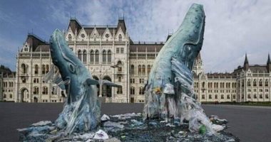حوتان يسبحان فى المخلفات.. تمثال ضخم فى المجر للتوعية بخطورة تلوث المحيطات