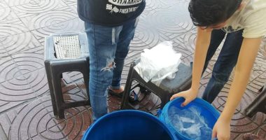 لمواجهة الحر.. مبادرة شبابية لتوزيع مياه مثلجة داخل محطة قطار الصعيد ببنى سويف