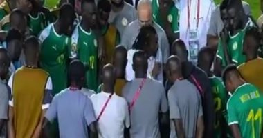 فيديو.. سيسيه يواسى السنغال فى جلسة بأرض الملعب بعد خسارة أمم إفريقيا