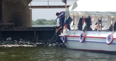  رفع طن ونصف مواد بلاستيكية من نهر النيل بالقناطر الخيرية 
