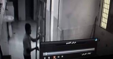 صور.. لص يسرق مراوح مسجد بعد صلاة الفجر بالمحلة